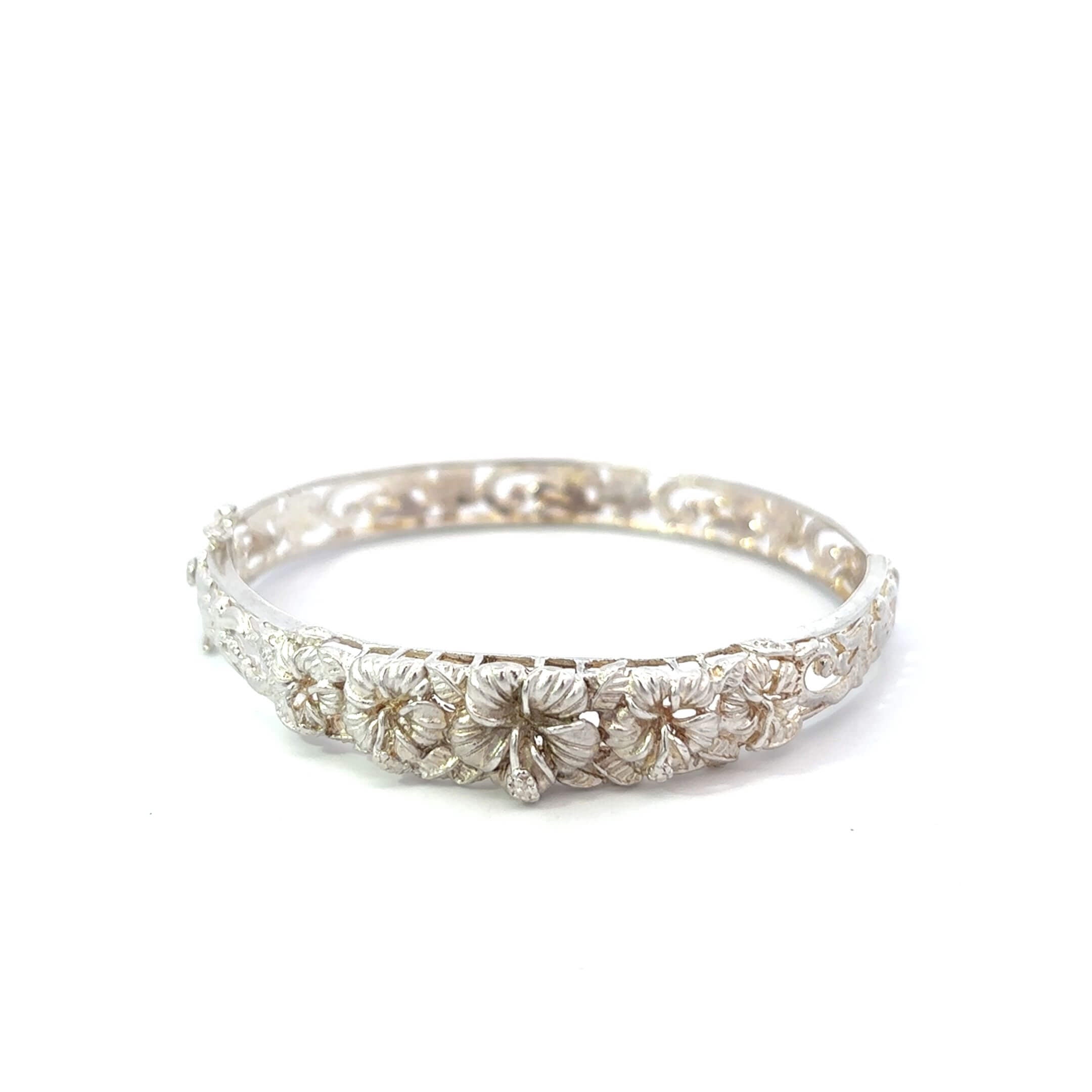 ''Jeyne'' Zilveren armband met hibiscusbloemen