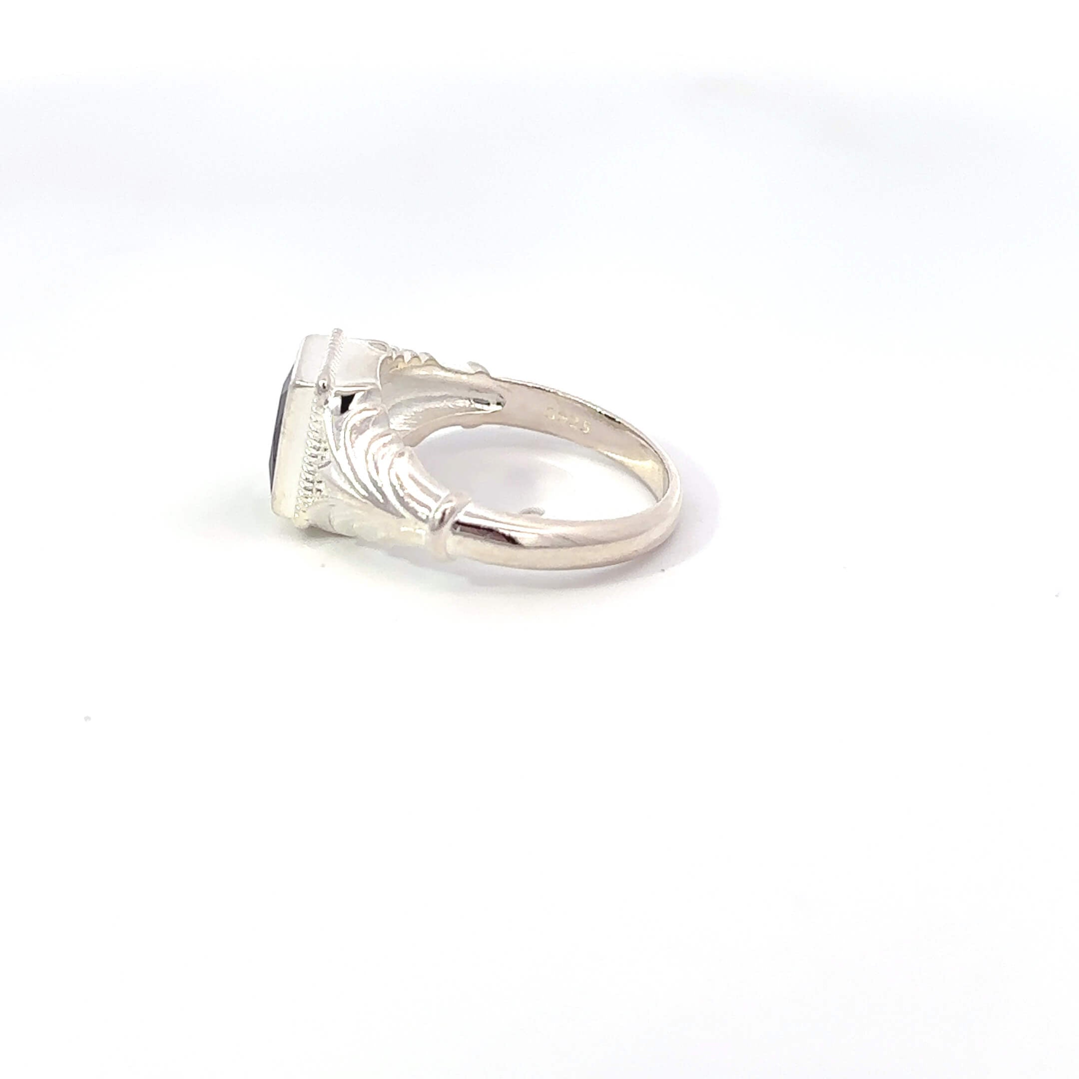 Zilveren ring ''Sam'' met zwarte steen en sierband