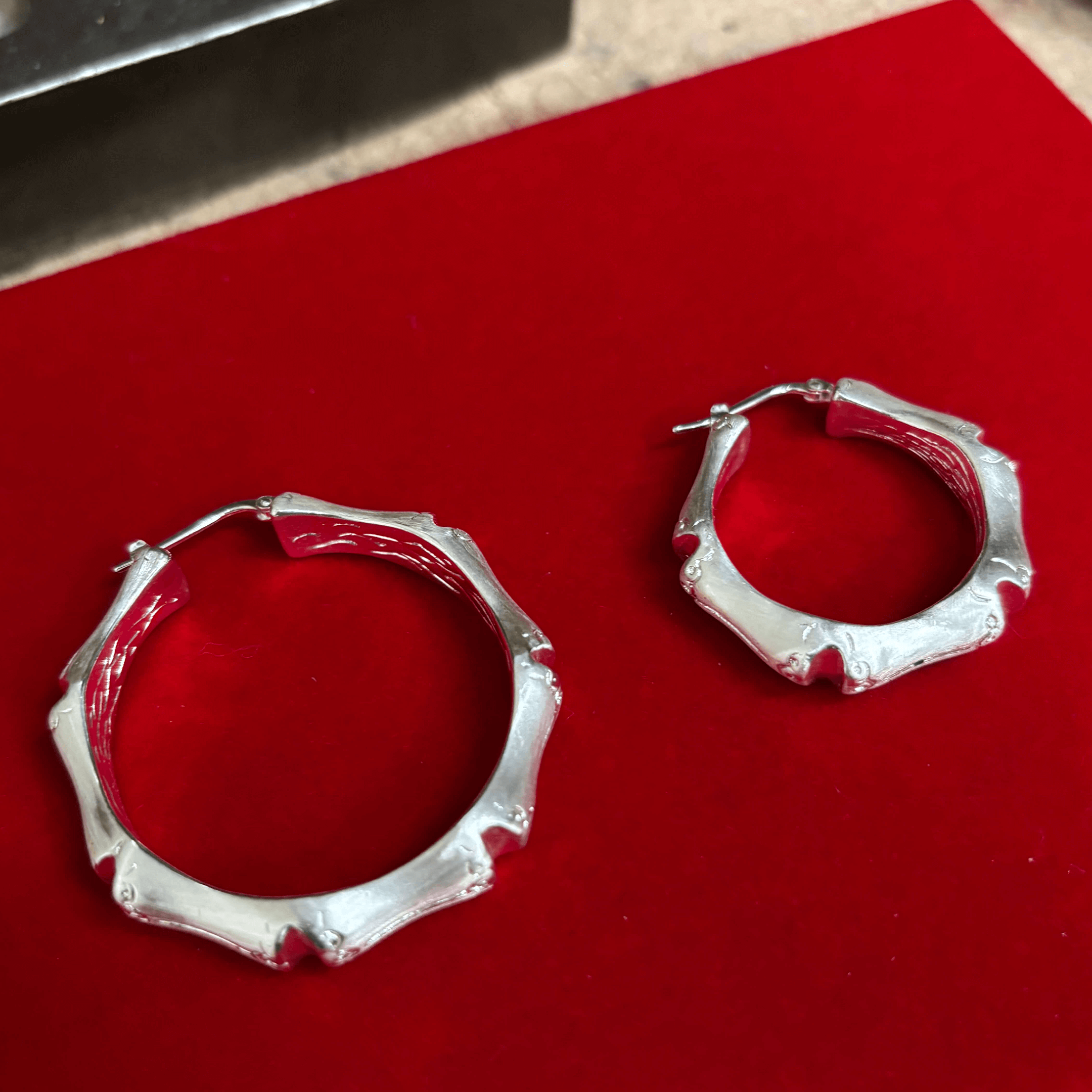 ''Nilah'' Zilveren bamboe oorbellen (42mm)